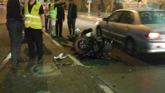 بالصور: إصابة خطيرة لسائق دراجة نارية بحادث طرق شمال مدينة يافا 